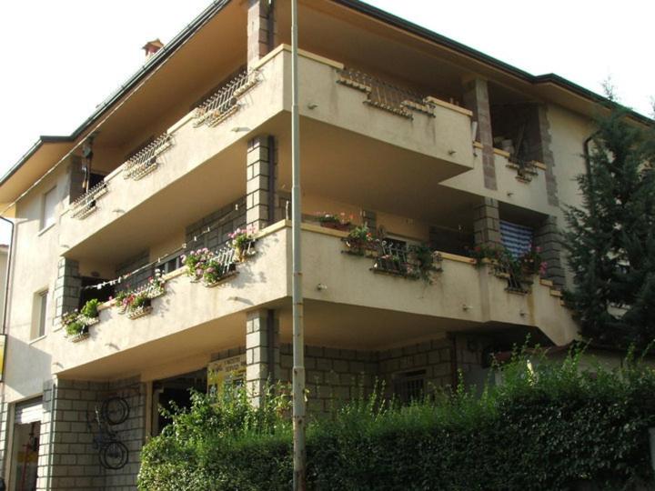 un edificio de apartamentos con macetas en los balcones en Pietro & Graziella, en Sorgono