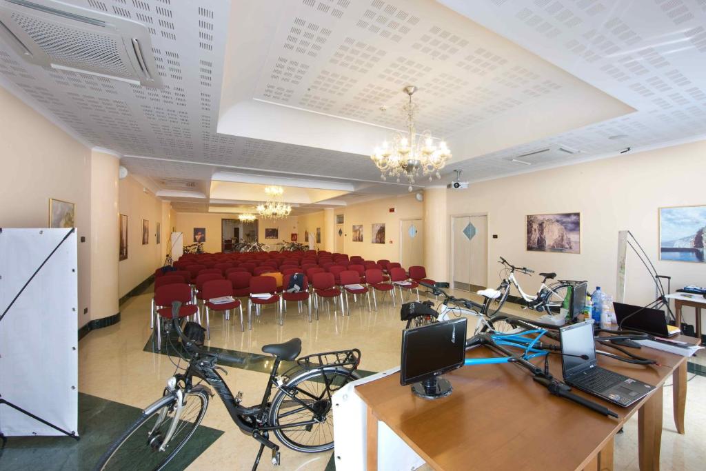 TV a/nebo společenská místnost v ubytování Ulisse Deluxe Hostel