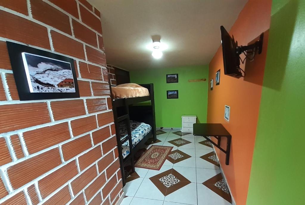 TV a/nebo společenská místnost v ubytování Hostal Sendero de Volcanes
