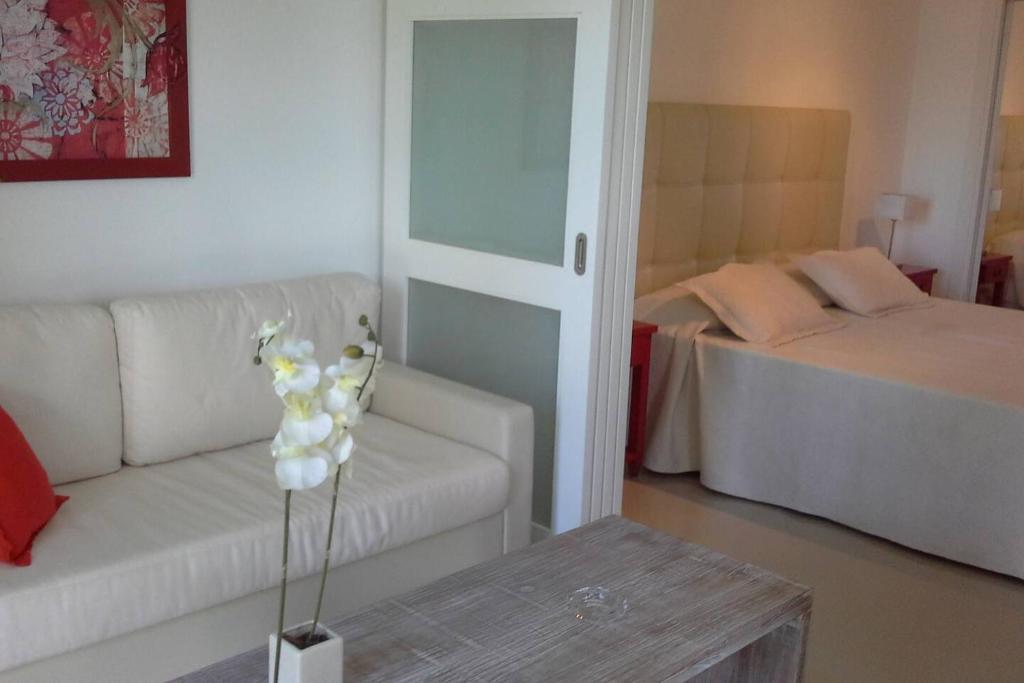 salon z kanapą i łóżkiem w obiekcie Green Park Apartamento con Balcón vista Lago w mieście Punta del Este