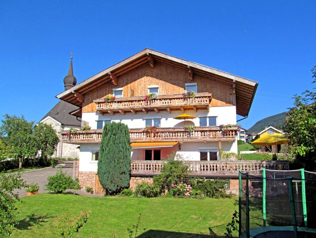 een groot huis met een balkon. bij Gästehaus Horizont in Mondsee