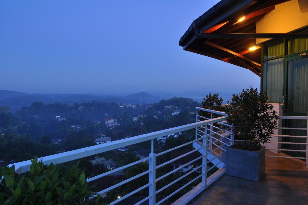 uma vista da varanda da casa à noite em Amaara Sky Hotel Kandy em Kandy
