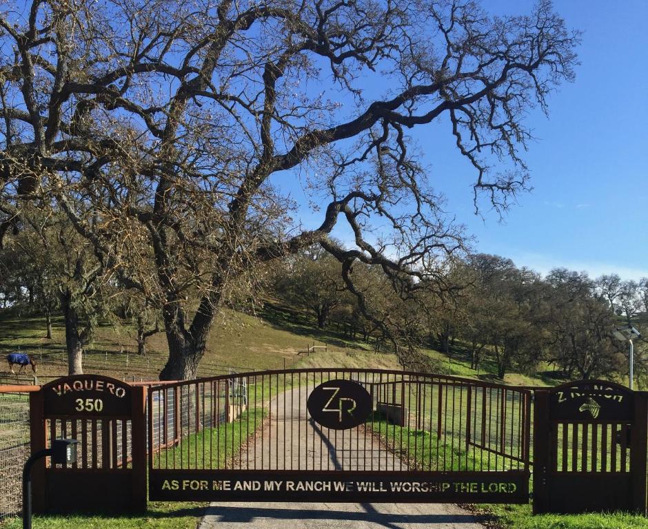 een poort met een bord waarop staat vraag naar mij en mijn hamminghill heuvel bij Z Ranch in Templeton