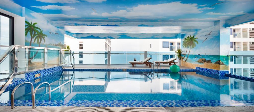 Bazén v ubytování Lucky Sun Hotel Nha Trang Beach nebo v jeho okolí