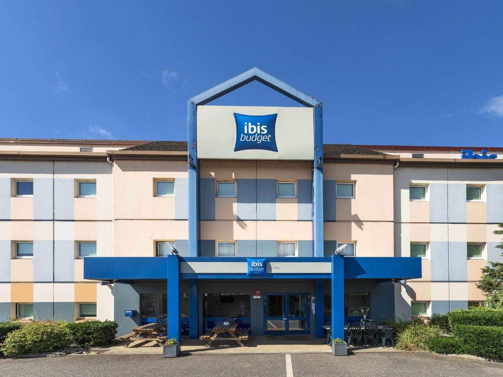 um hotel com uma placa na frente de um edifício em Hotel Ibis Budget Vichy em Bellerive-sur-Allier