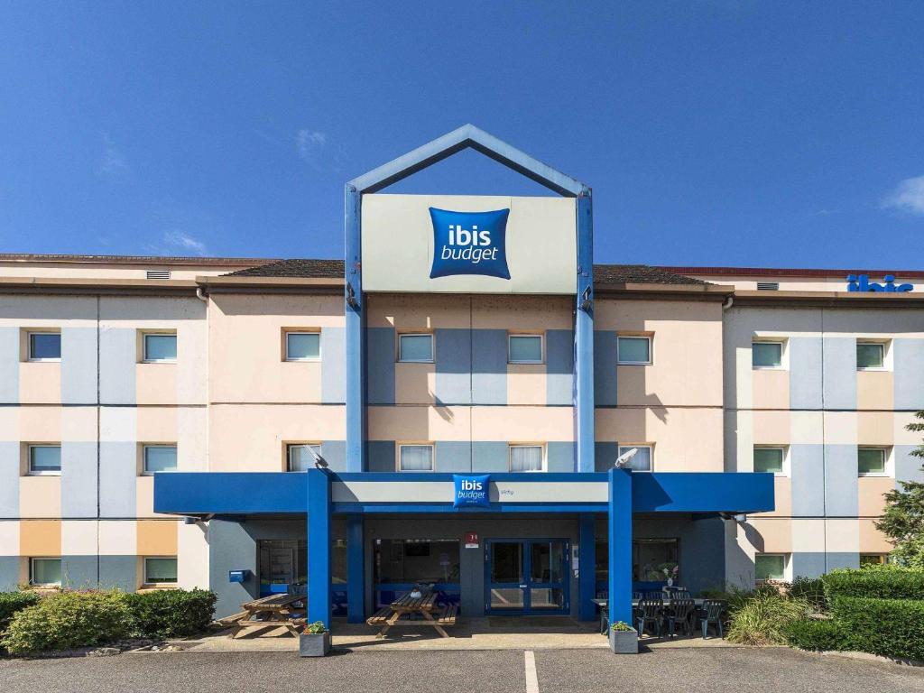 un hôtel avec un panneau à l'avant d'un bâtiment dans l'établissement Hotel Ibis Budget Vichy, à Bellerive-sur-Allier