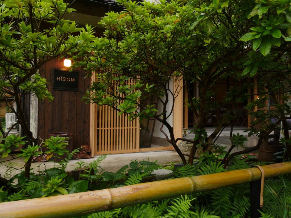 大田市にあるHÏSOMの木の立つ建物前の竹柱