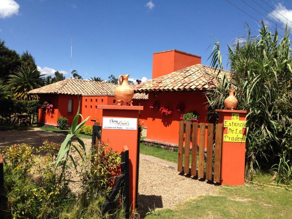 a house with a sign in front of it at La Estancia de la Pradera Cabana Fiba in Nobsa