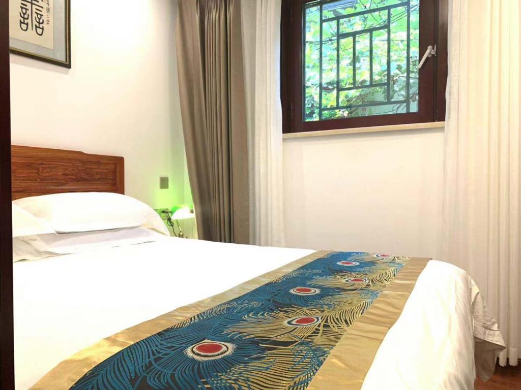 Postel nebo postele na pokoji v ubytování Qinfu Hotel Beijing Nanluogu Lane Houhai