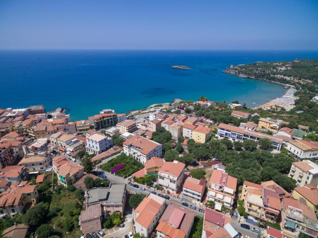 uma vista aérea de uma cidade junto ao oceano em Delfino em Marina di Camerota