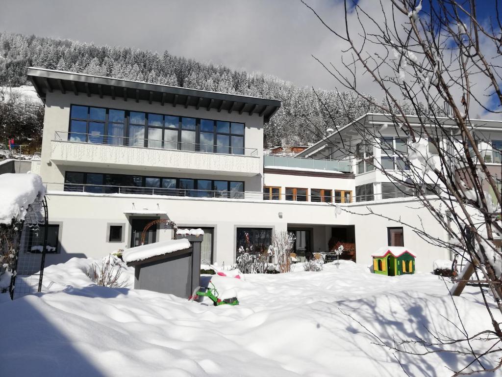ein großes weißes Gebäude mit Schnee davor in der Unterkunft Apart Sunshine in Ladis