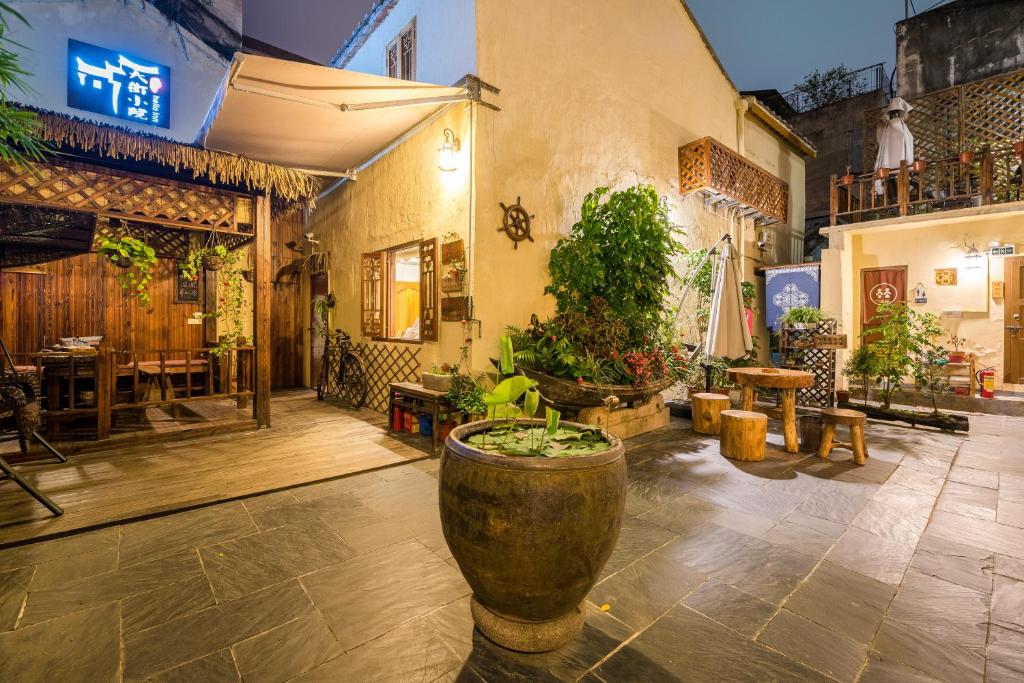 a courtyard with a large pot of plants in a building at Chaozhou Hello Inn in Chaozhou