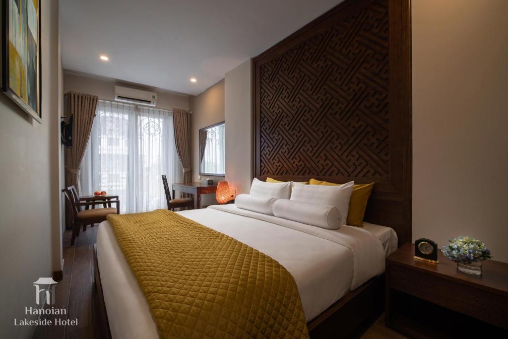 Postel nebo postele na pokoji v ubytování Hanoi Lakeside Premium Hotel & Travel