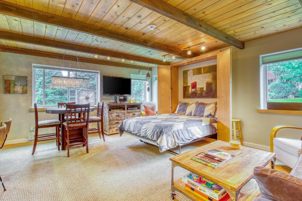 a bedroom with a bed and a dining room at Atelier 1101 in Sun Valley