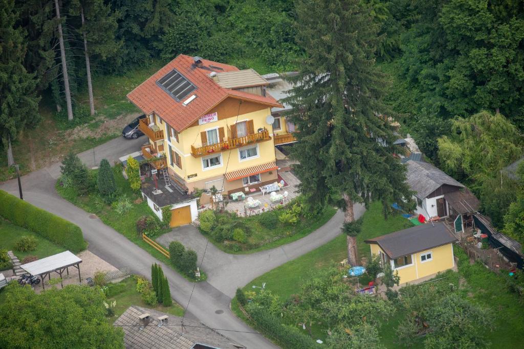 an aerial view of a large house with a yard at Frühstückspension Blasge in Bodensdorf