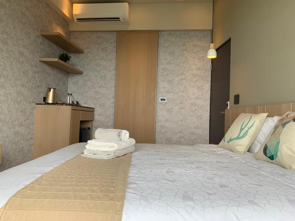 Postel nebo postele na pokoji v ubytování Two Easy Inn