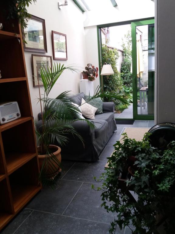 Posezení v ubytování Quiet apartment in Antwerp near parc - B&B InterMezzo - business & leisure