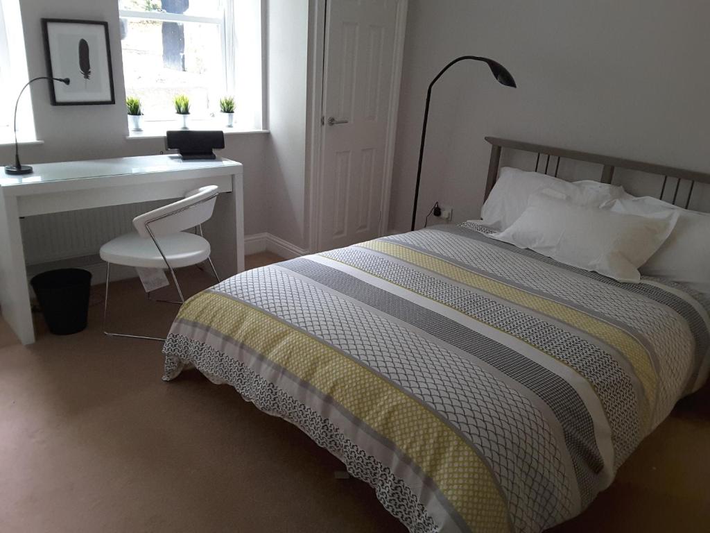 una camera con letto, scrivania e sedia di Fabulous Double ensuite room in Sefton Park Lark Lane a Liverpool
