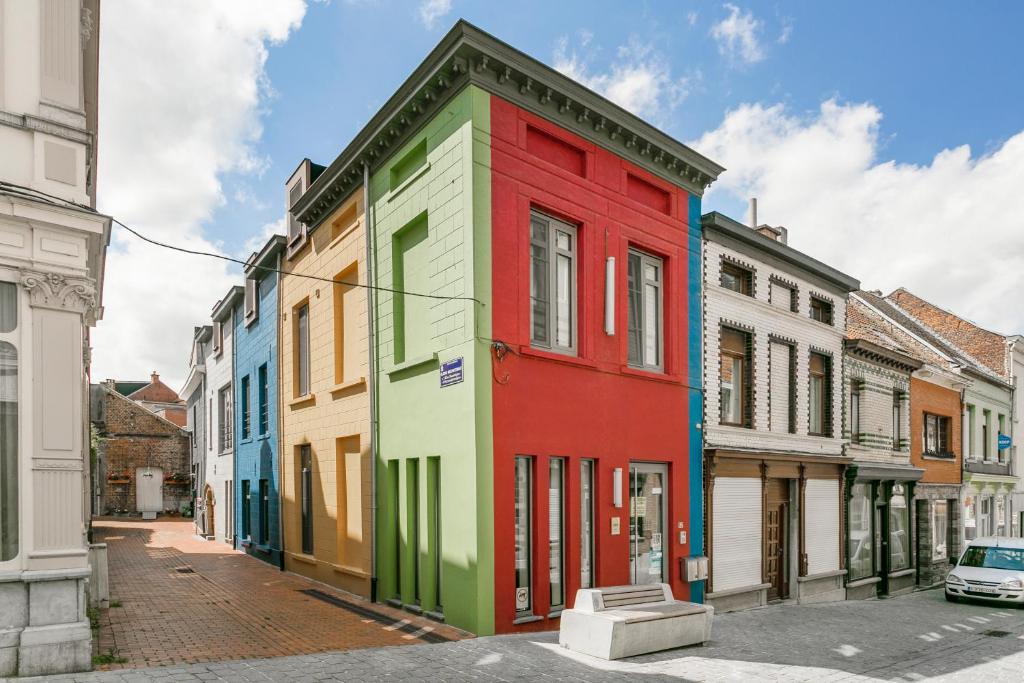 un edificio de colores vivos en una calle en Air B&B Casa Dodo, en Geraardsbergen