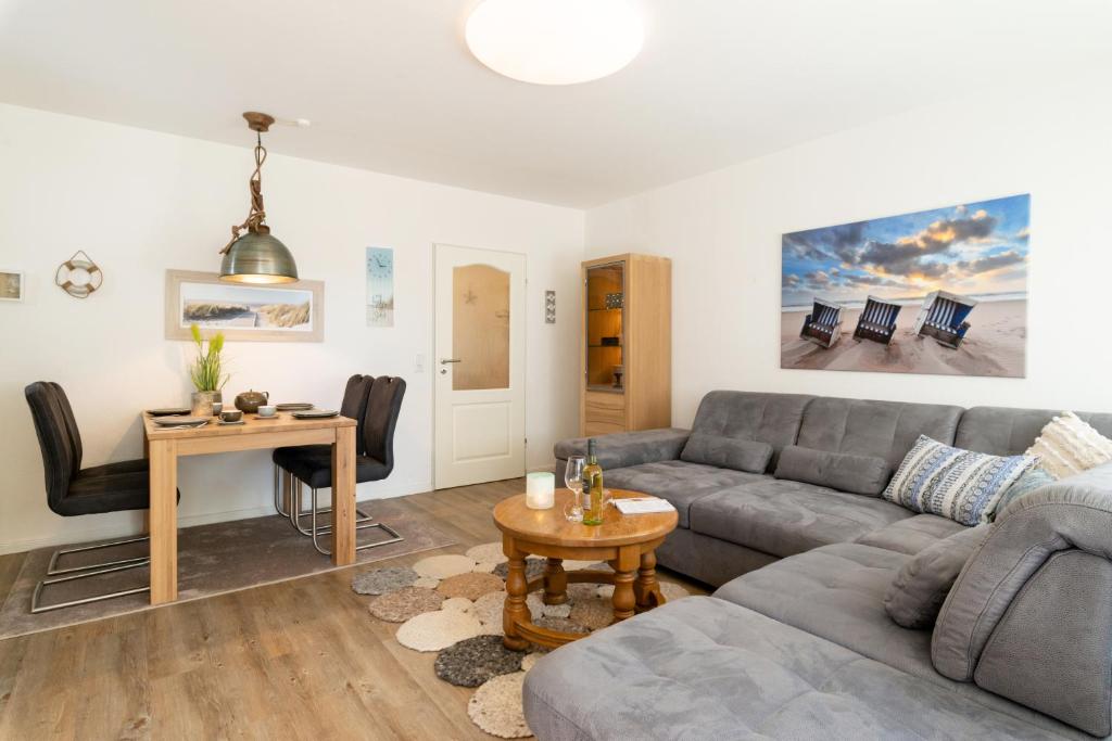 ein Wohnzimmer mit einem Sofa und einem Tisch in der Unterkunft Ferienwohnung Ulber in Westerland