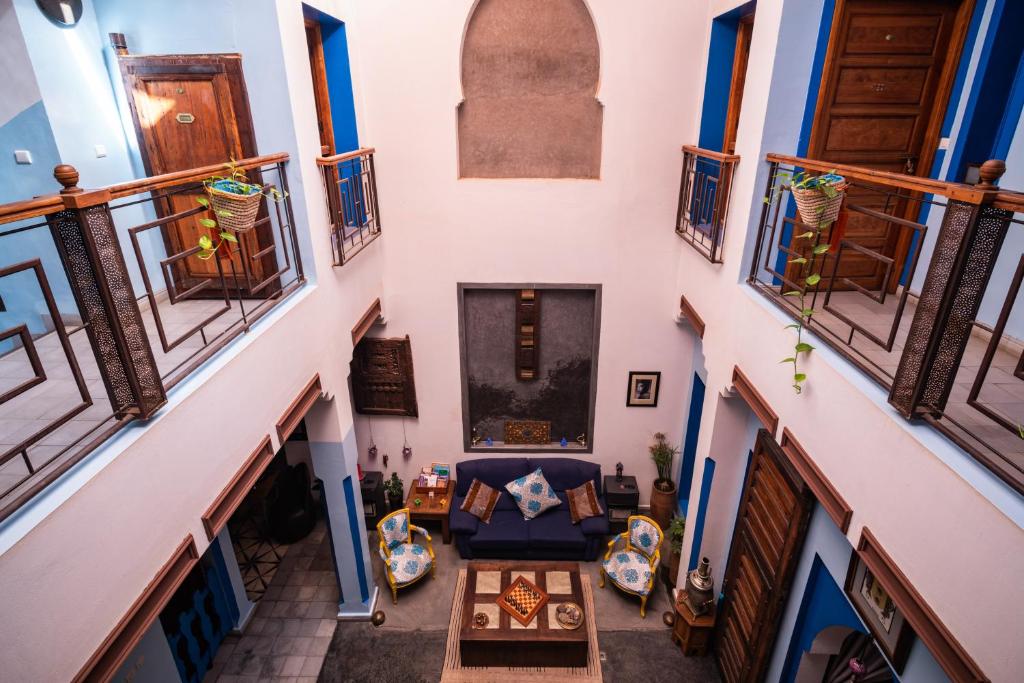 馬拉喀什的住宿－里亞德阿斯科納摩洛哥傳統庭院住宅，客厅设有窗户,享有高空美景