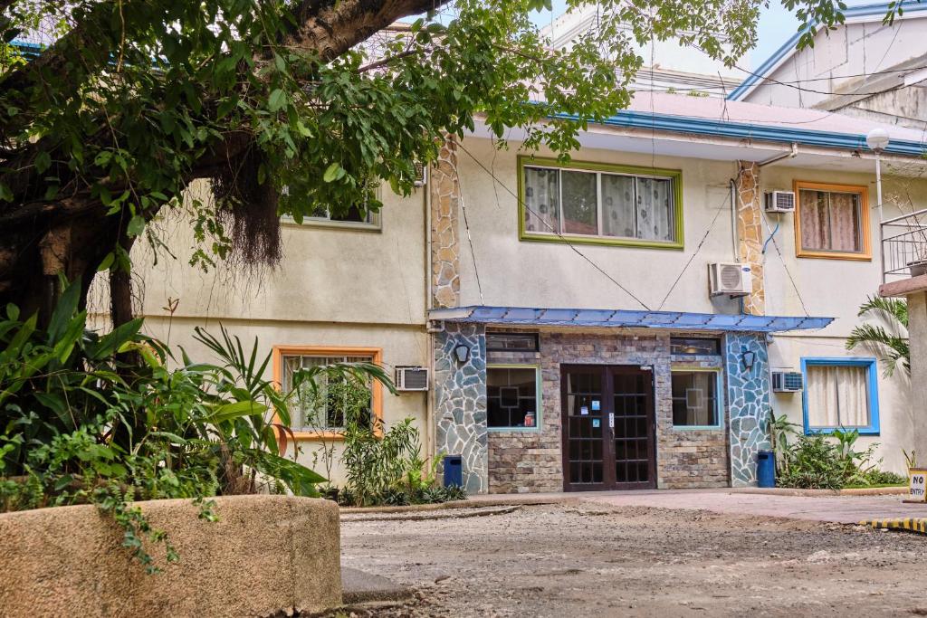 ein Haus mit blauem Trimm drauf in der Unterkunft Hidden Hill Hotel in Mactan
