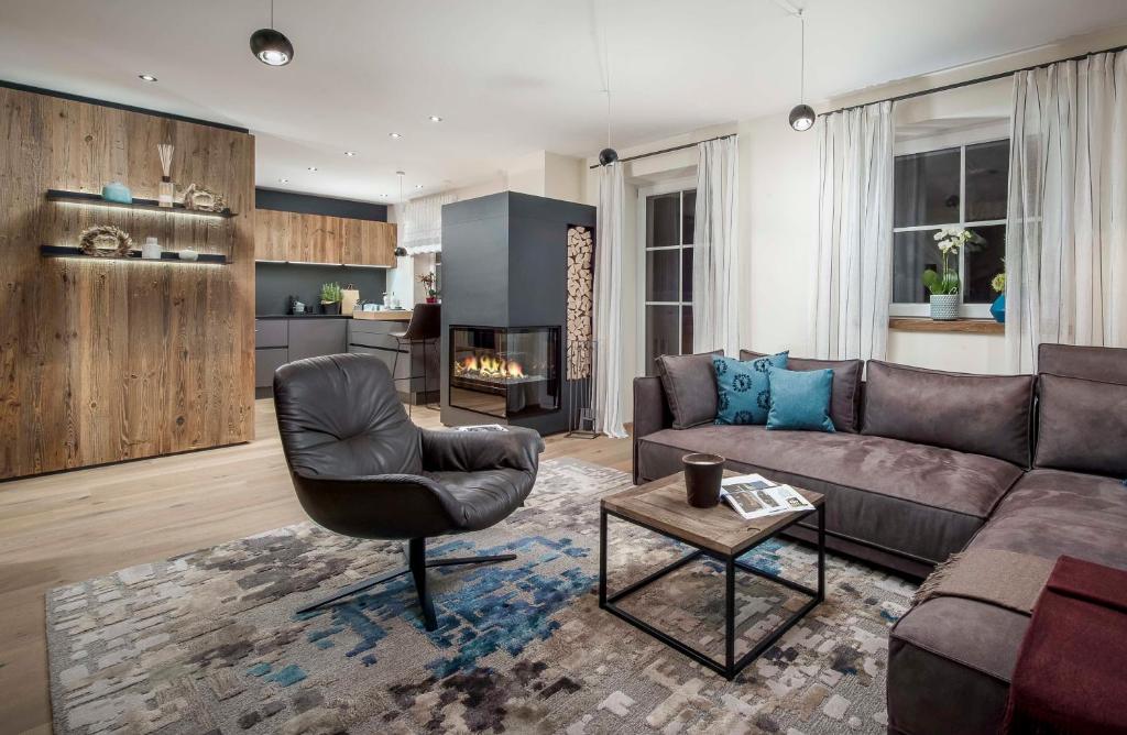 sala de estar con sofá y silla en Luxury Apartments "R6 Tegernsee" en Bad Wiessee