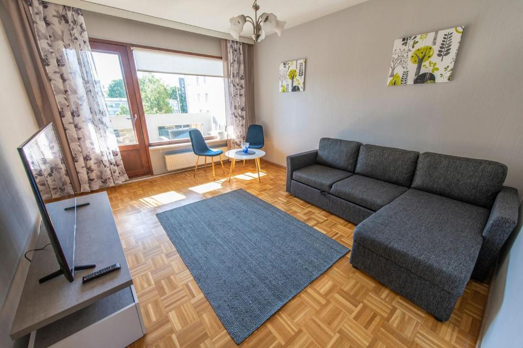 - un salon avec un canapé et une table dans l'établissement Mikkeli center apartment, à Mikkeli