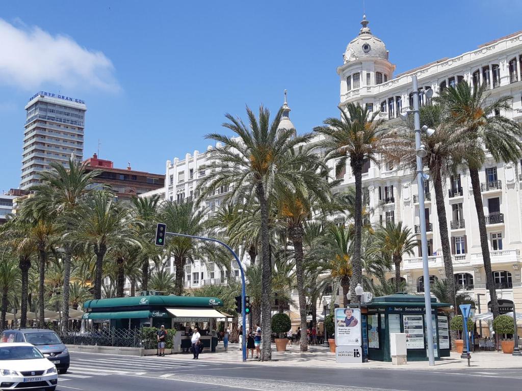 Nespecifikovaný výhled na destinaci Alicante nebo výhled na město při pohledu z apartmánu
