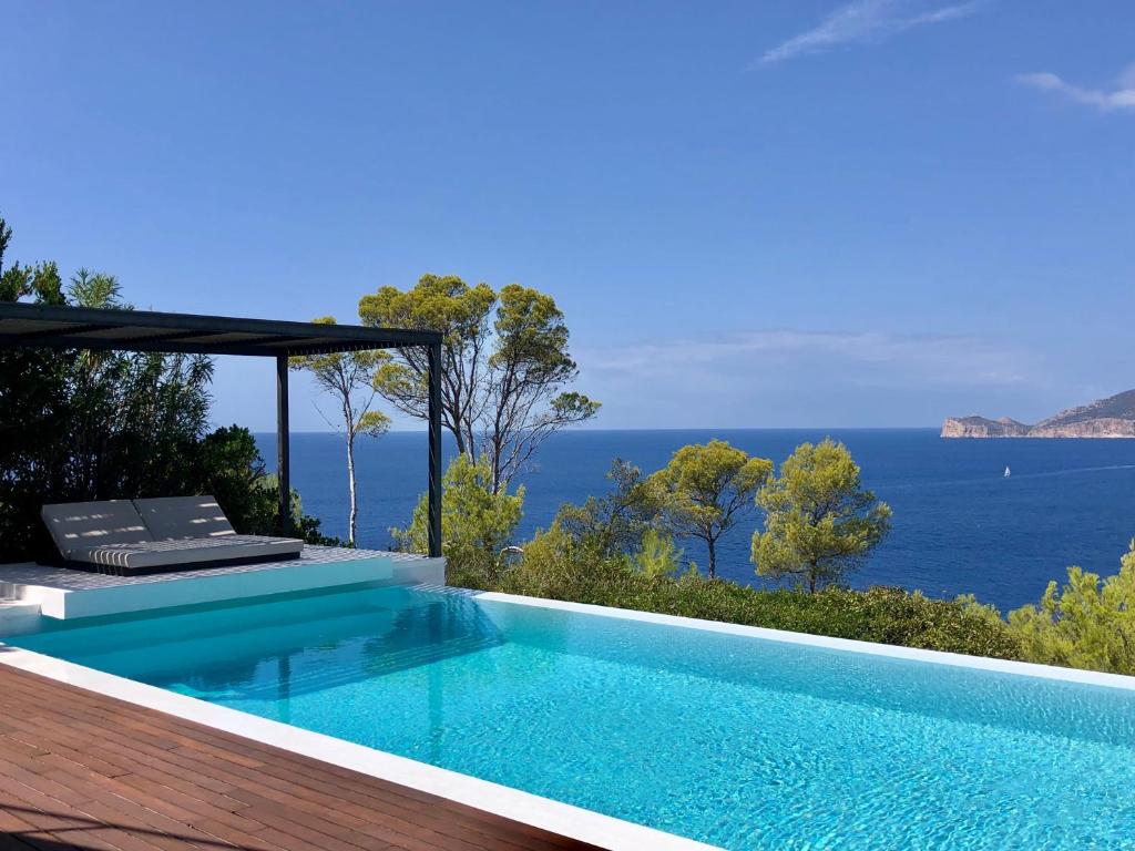 una piscina con vistas al océano en ALMA Luxury Villa with sunset, en Andratx