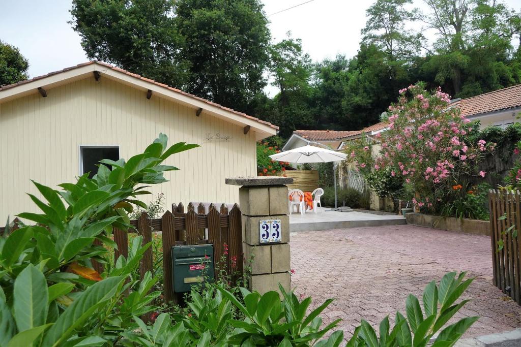 アルカションにあるLe chaletの庭の塀と郵便箱付きの家