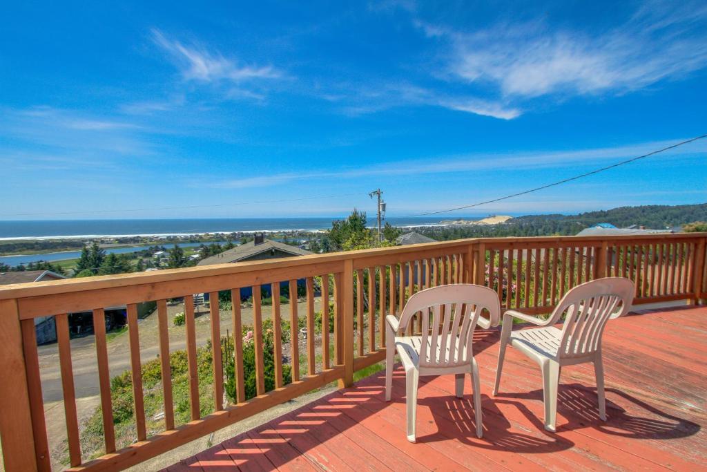 - deux chaises sur une terrasse avec vue sur l'océan dans l'établissement Carousel House in Pacific City, à Pacific City