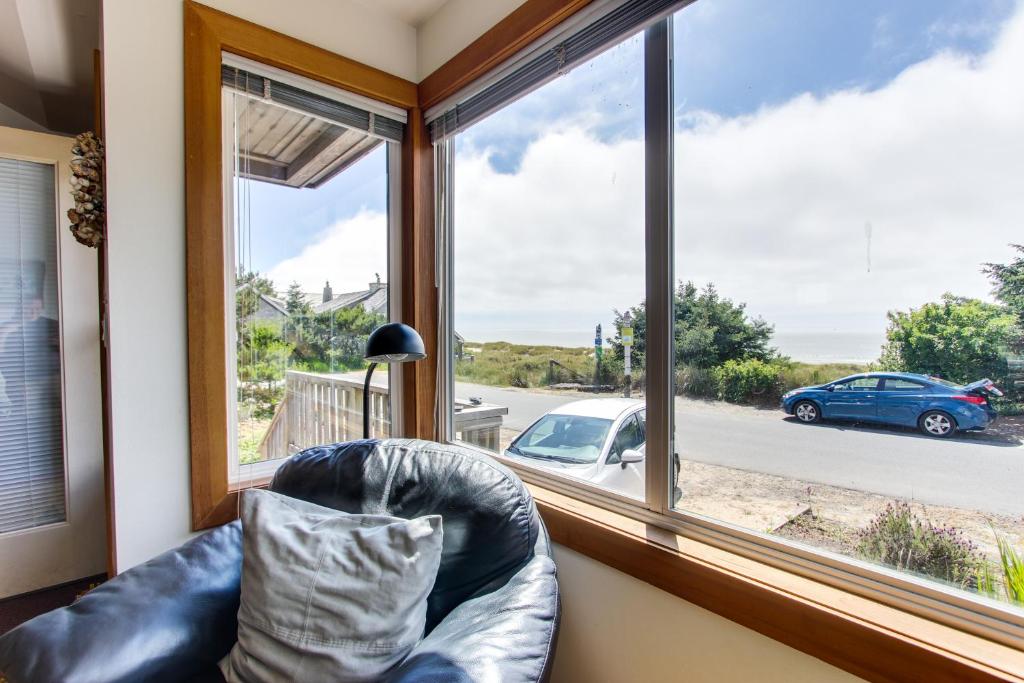 een stoel in een kamer met een groot raam bij Chapman Cottage in Cannon Beach