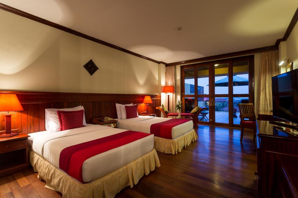Postel nebo postele na pokoji v ubytování Angkor Paradise Hotel