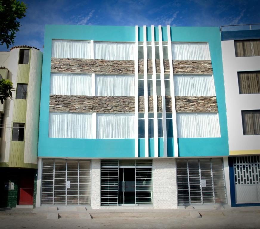 un edificio de color blanco y azul en Fragata Camaná, en Camaná