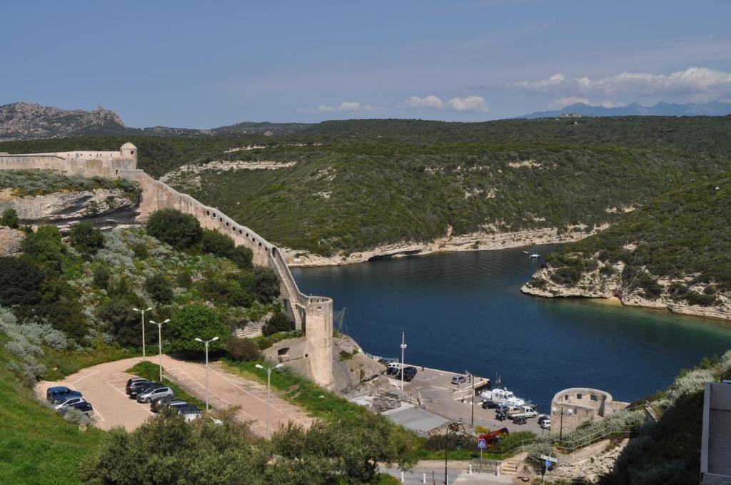 un puente sobre un río junto a un cuerpo de agua en Le Royal Hôtel Restaurant, en Bonifacio