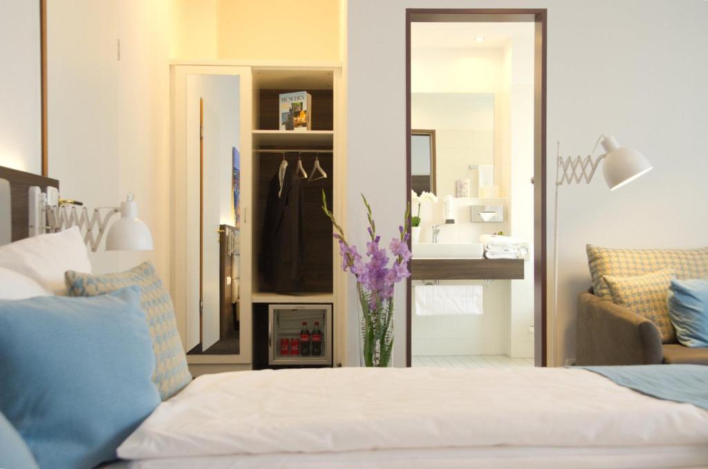 Postel nebo postele na pokoji v ubytování Lizz Hotel Munich