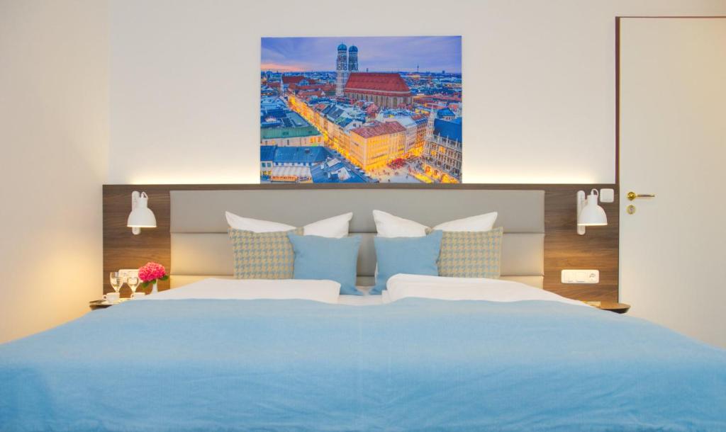 ein Schlafzimmer mit einem blauen Bett mit einem Gemälde darüber in der Unterkunft Lizz Hotel Munich in München