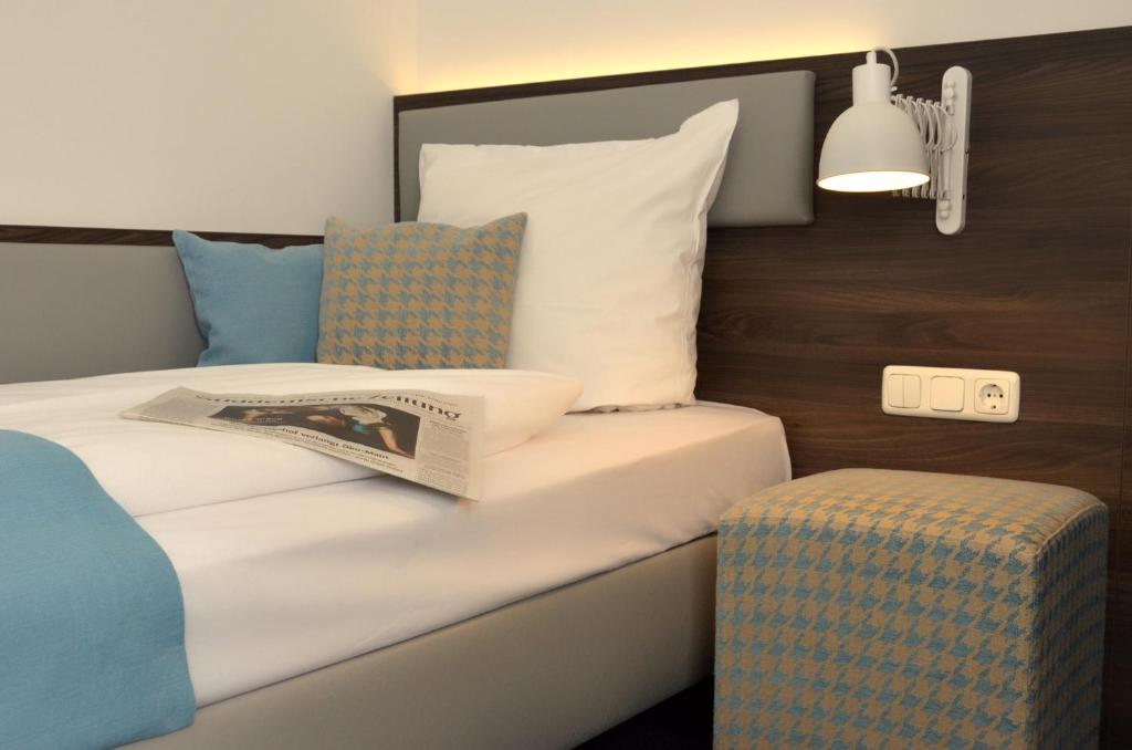 Postel nebo postele na pokoji v ubytování Lizz Hotel Munich