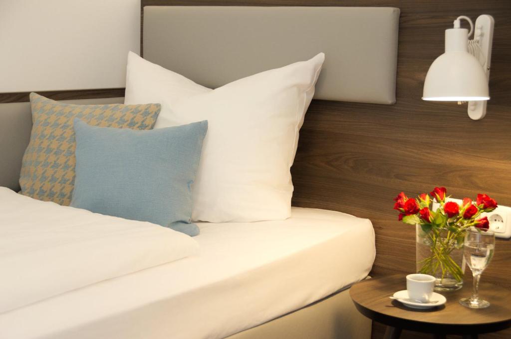 Postel nebo postele na pokoji v ubytování Lizz Hotel Munich