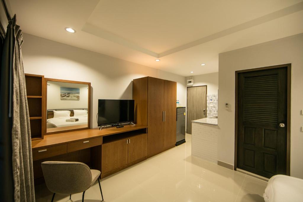 TV a/nebo společenská místnost v ubytování Nalanta Hotel Pattaya