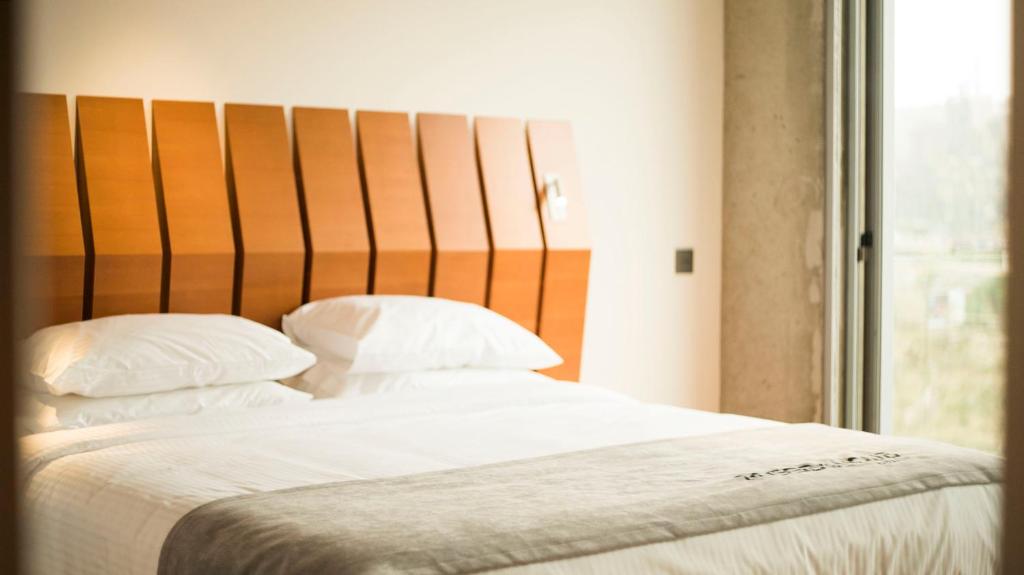 Postel nebo postele na pokoji v ubytování Bossa Nova Beirut Hotel