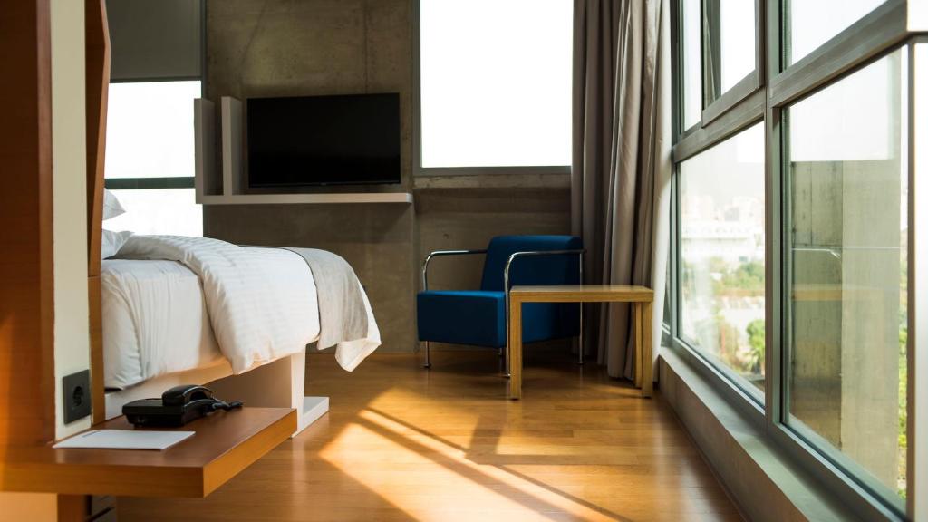 TV a/nebo společenská místnost v ubytování Bossa Nova Beirut Hotel