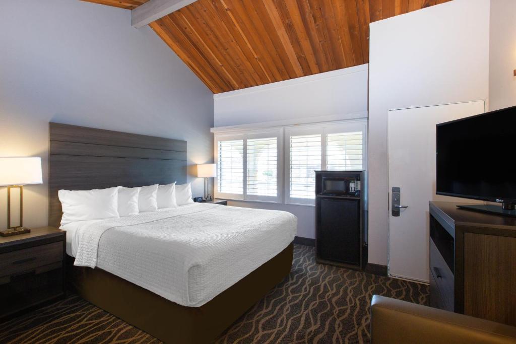 Days Inn by Wyndham Ukiah - King Room- Non-Smoking