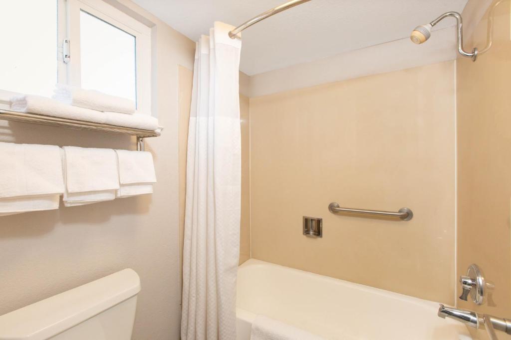 Days Inn by Wyndham Ukiah - Queen Room - Non-Smoking