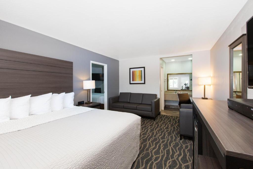 Days Inn by Wyndham Ukiah - Two-Bedroom Suite - Non-Smoking