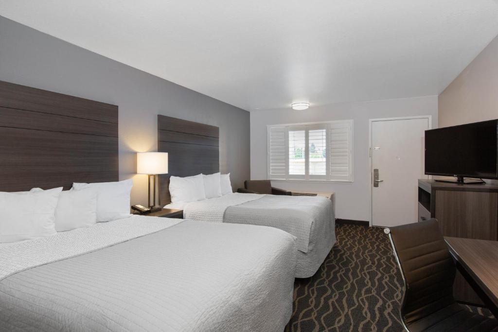 Days Inn by Wyndham Ukiah - 1 King Bed And 1 Twin Bed, Non-Smoking