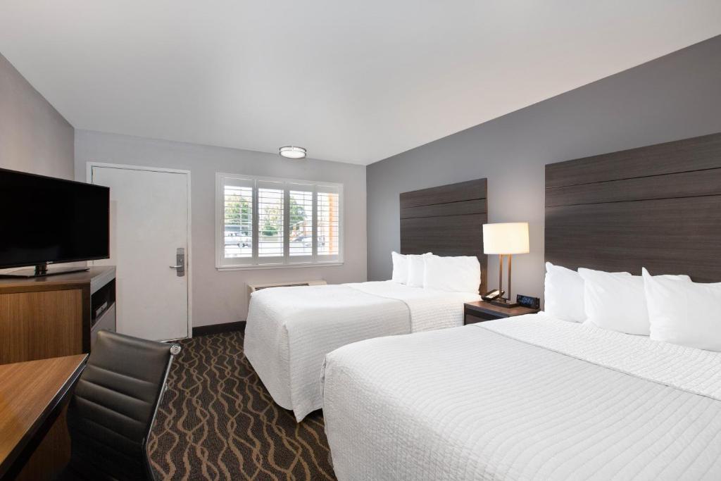Days Inn by Wyndham Ukiah - Queen Room With Two Queen Beds - Non-Smoking