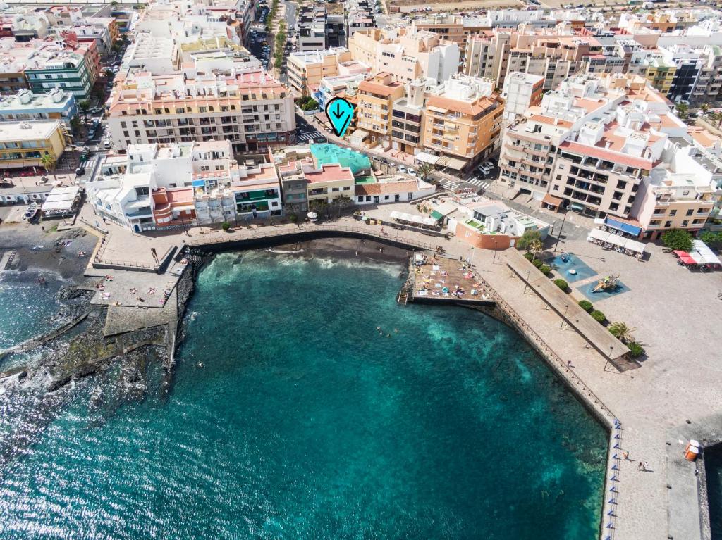 una vista aérea de una ciudad con un cuerpo de agua en Casita de playa, en Puertito de Güímar