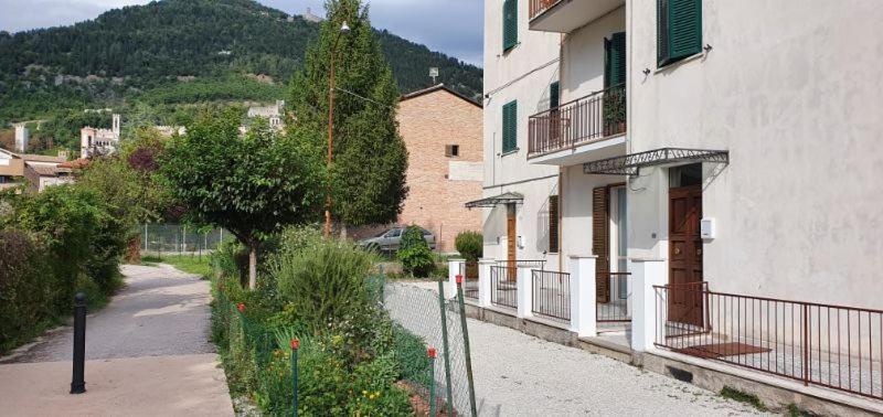 un edificio con una valla al lado de una calle en Casa Guastuglia en Gubbio